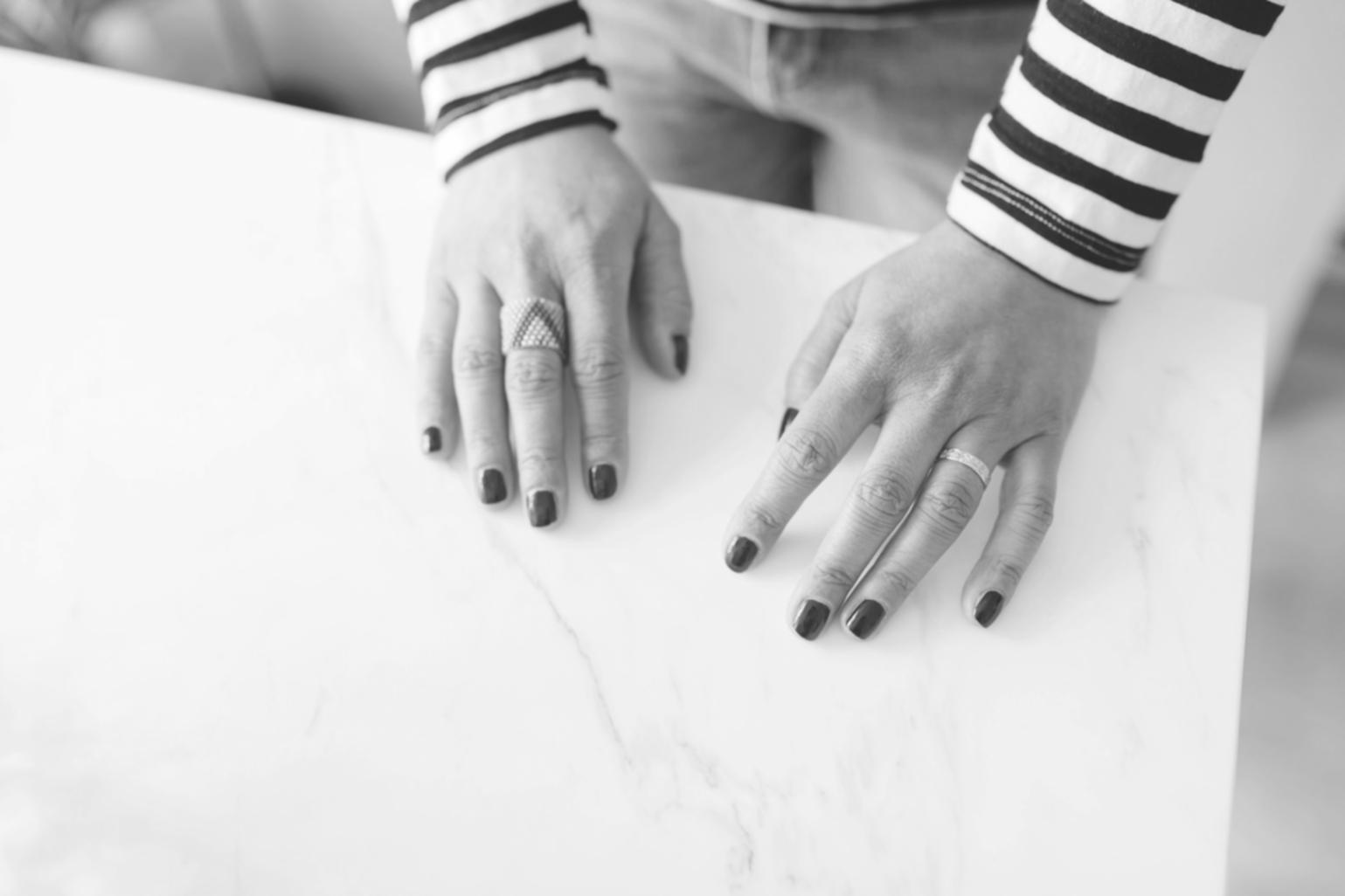 Matériel professionnel de manucure disposé sur une table de travail